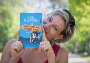 Autorenbild Anna Buchwinkel mit Buch - Querformat, Webauflösung